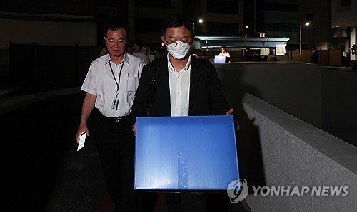 압수품 옮기는 김건희 특검팀 (출처=연합뉴스)