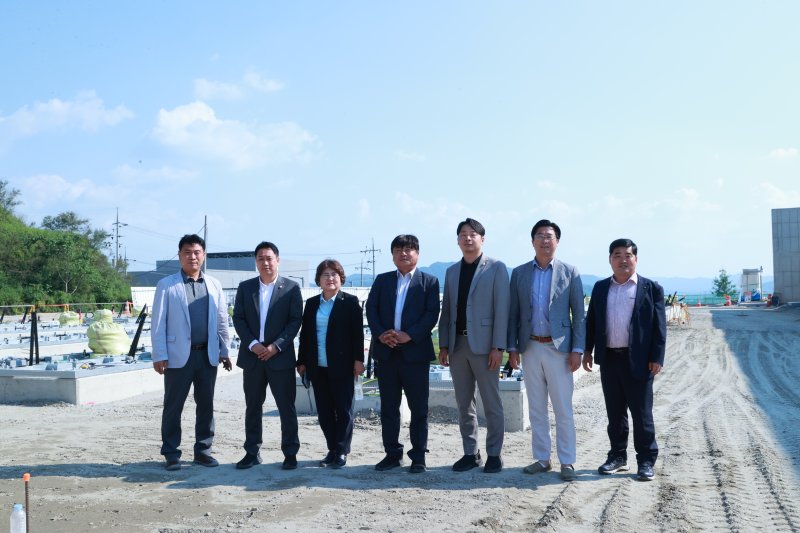 연료전지 발전소 건설현장 방문한 충주시의회 산업건설위원회.(충주시의회 제공. 재판매 및 DB금지)/뉴스1