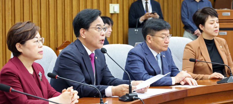 [서울=뉴시스] 김금보 기자 = 송언석(왼쪽 두번째) 국민의힘 비상대책위원장 겸 원내대표가 8일 서울 여의도 국회에서 열린 원내대책회의에서 발언을 하고 있다. 2025.07.08. kgb@newsis.com