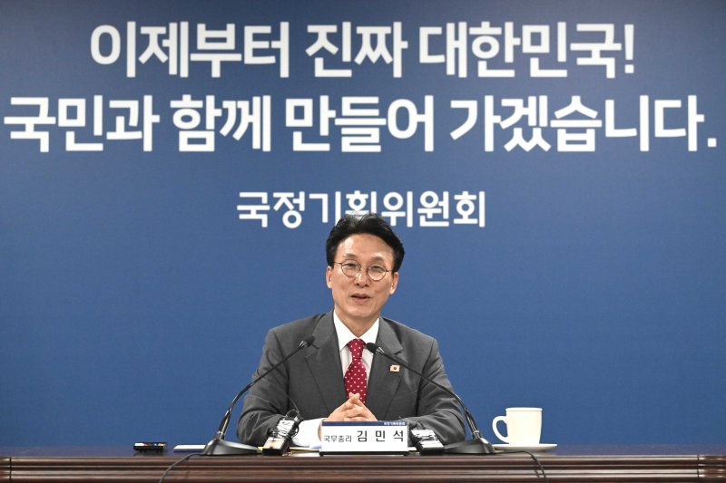 [서울=뉴시스] 정부청사 사진기자단 = 김민석 국무총리가 7일 오후 서울 종로구 정부서울청사 별관 국정기획위원회에서 전체회의에 참석한 위원들과 만나 인사말을 하고 있다. 2025.07.07. photo@newsis.com