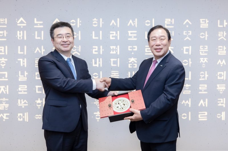 7일 최민호 세종시장(오른쪽)이 우호협력 10주년을 맞아 세종시를 방문한 천춘지앙 중국 산시성 부성장과 악수를 하고 있다. (세종시 제공. 재판매 및 DB금지)