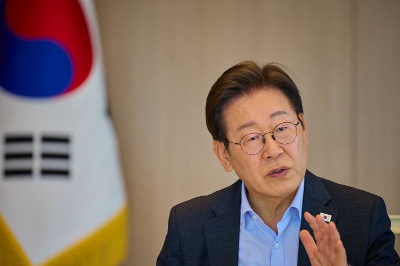 이재명 대통령이 7일 서울 용산 대통령실 청사에서 김민석 신임 국무총리와 오찬 회동에서 발언하고 있다. (대통령실 제공. 재판매 및 DB 금지) 2025.7.7/뉴스1 ⓒ News1 허경 기자
