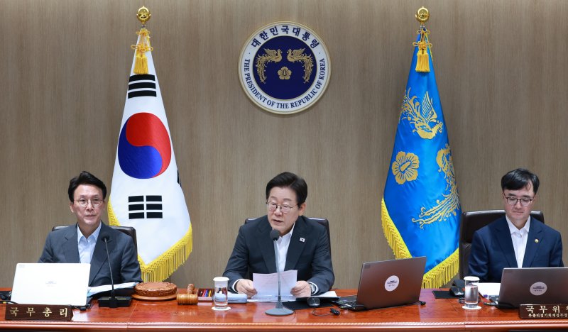 李대통령 "방위산업, 경제의 새 성장 동력…컨트롤타워 신설"