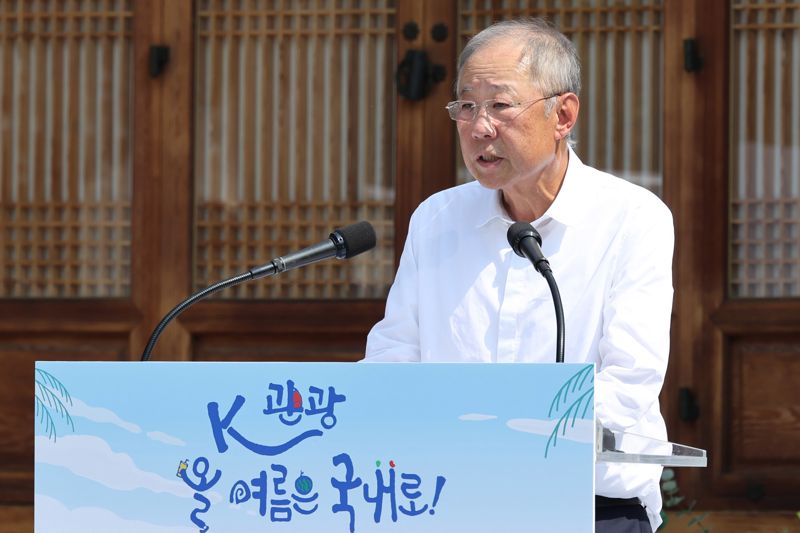 "국내도 좋은 곳 많아요, 자영업 좀 살려주세요" 지역화폐 나눠준 한경협 회장의 호소