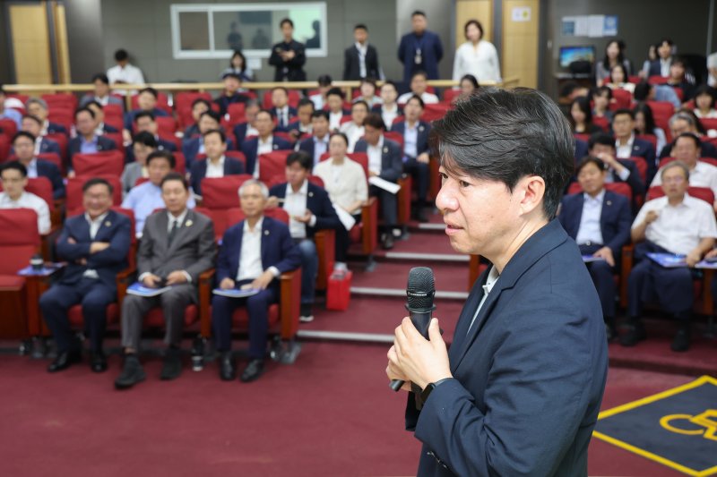 이광수 광수네복덕방 대표가 8일 서울 여의도 국회의원회관에서 '코스피 5000시대 실현을 위해 민주당이 할 일'을 주제로 열린 경제는 민주당 연구모임에서 최근 주식시장 호조와 부동산 급등 현상을 진단하는 내용 등 강의를 하고 있다. 2025.7.8/뉴스1 ⓒ News1 안은나 기자