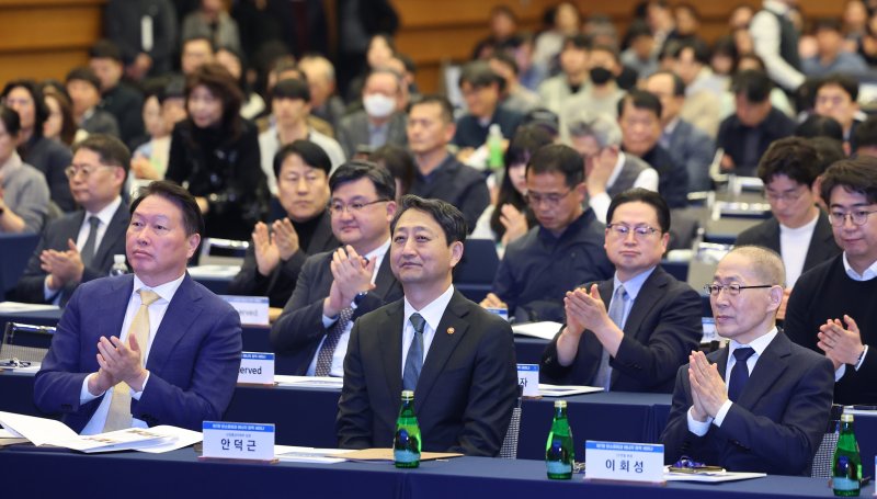 [서울=뉴시스] 김진아 기자 = 최태원(앞줄 왼쪽부터) 대한상의 회장, 안덕근 산업통상자원부 장관, 이회성 CF연합 회장이 31일 서울 중구 대한상공회의소에서 열린 '제7회 탄소중립과 에너지 정책 세미나'에 참석해 있다. 2025.03.31. bluesoda@newsis.com