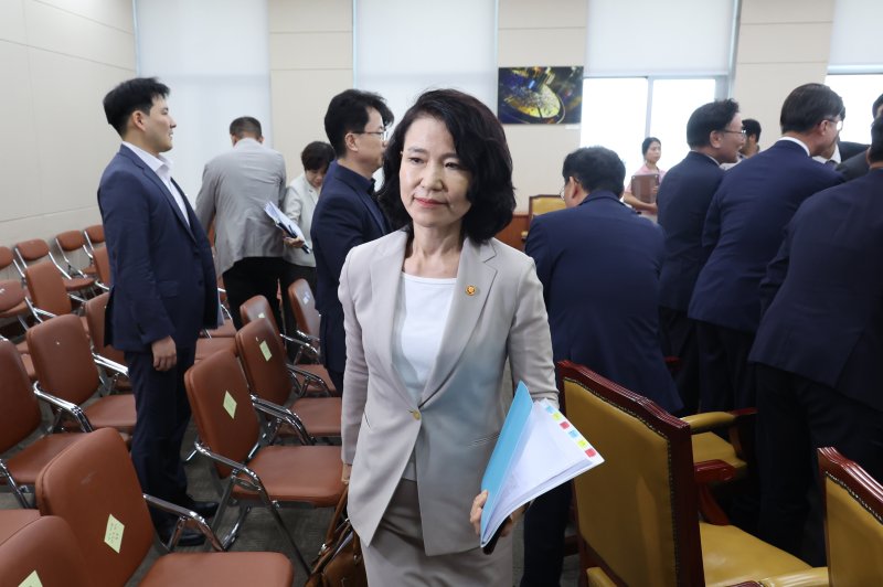 [서울=뉴시스] 고승민 기자 = 이진숙 방송통신위원장이 7일 서울 여의도 국회에서 열린 과학기술정보방송통신위원회 전체회의에서 산회 후 회의장을 나서고 있다. 2025.07.07. kkssmm99@newsis.com