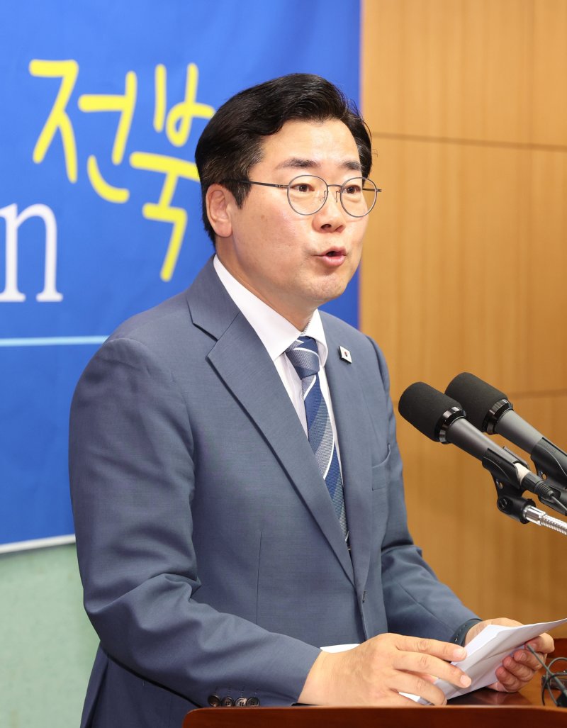 더불어민주당 당대표 선거에 출마한 박찬대 의원이 8일 전북특별자치도의회에서 기자회견을 가졌다. 뉴스1