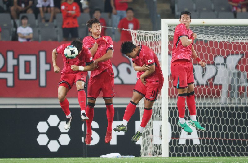 박진섭이 7일 오후 경기 용인시 처인구 용인미르스타디움에서 열린 2025 동아시아축구연맹(EAFF) E-1 챔피언십 남자부 대한민국과 중국의 경기에서 프리킥을 막아고 있다. 2025.7.7/뉴스1 ⓒ News1 김영운 기자