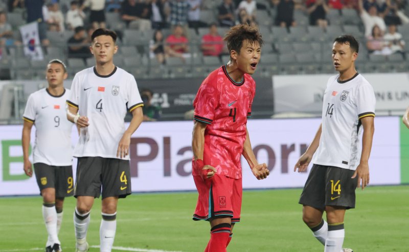 김주성이 7일 오후 경기 용인시 처인구 용인미르스타디움에서 열린 2025 동아시아축구연맹(EAFF) E-1 챔피언십 남자부 대한민국과 중국의 경기에서 슛을 넣은 뒤 기뻐하고 있다. 2025.7.7/뉴스1 ⓒ News1 김영운 기자