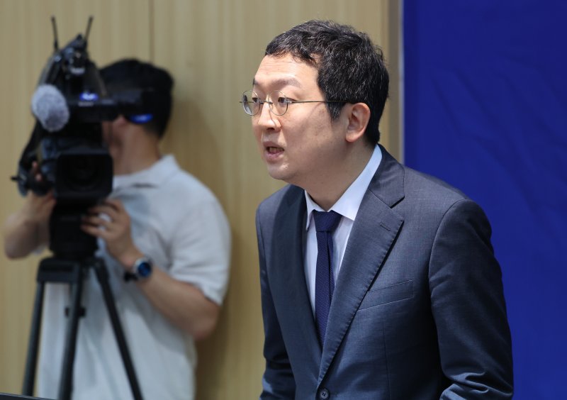 [서울=뉴시스] 황준선 기자 = 정민영 순직 해병 특검팀 특검보가 7일 오전 서울 서초구 이명현 순직 해병 특별검사 사무실에서 정례 브리핑을 하고 있다. 2025.07.07. hwang@newsis.com