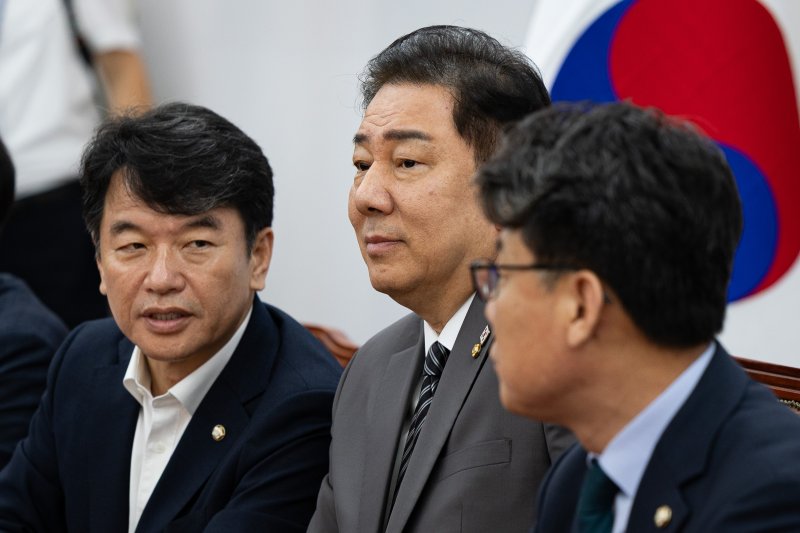 김병기 더불어민주당 당대표 직무대행 겸 원내대표를 비롯한 지도부가 8일 서울 여의도 국회에서 열린 원내대책회의에 앞서 대화하고 있다. 왼쪽부터 문진석 원내운영수석부대표, 김 대표, 진성준 정책위의장. 2025.7.8/뉴스1 ⓒ News1 유승관 기자