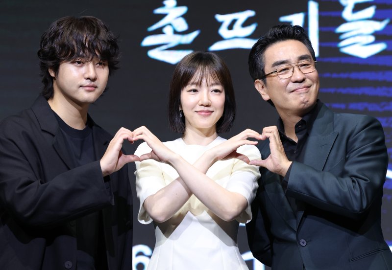 배우 양세종(왼쪽부터)과 임수정, 류승룡이 8일 서울 영등포구 콘래드호텔에서 열린 바카라사이트 순위 오리지널 시리즈 '바카라사이트 순위: 촌뜨기들' 제작발표회에 참석해 포즈를 취하고 있다. '바카라사이트 순위: 촌뜨기들'은 1977년 바다 속에 묻힌 보물선을 차지하기 위해 몰려든 근면성실 생계형 촌뜨기들의 속고 속이는 이야기를 그렸다. 뉴스1