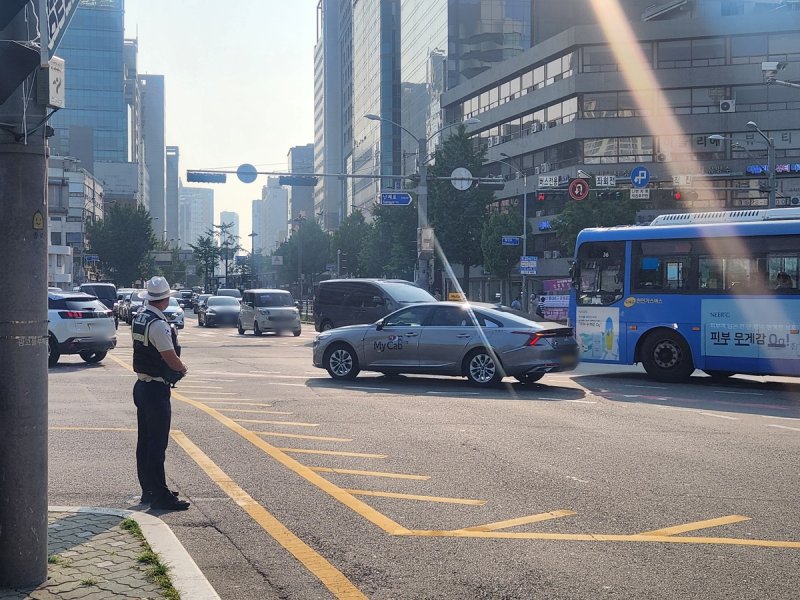 뙤약볕 속 출근길 교통 관리 중인 교통경찰 (출처=연합뉴스)