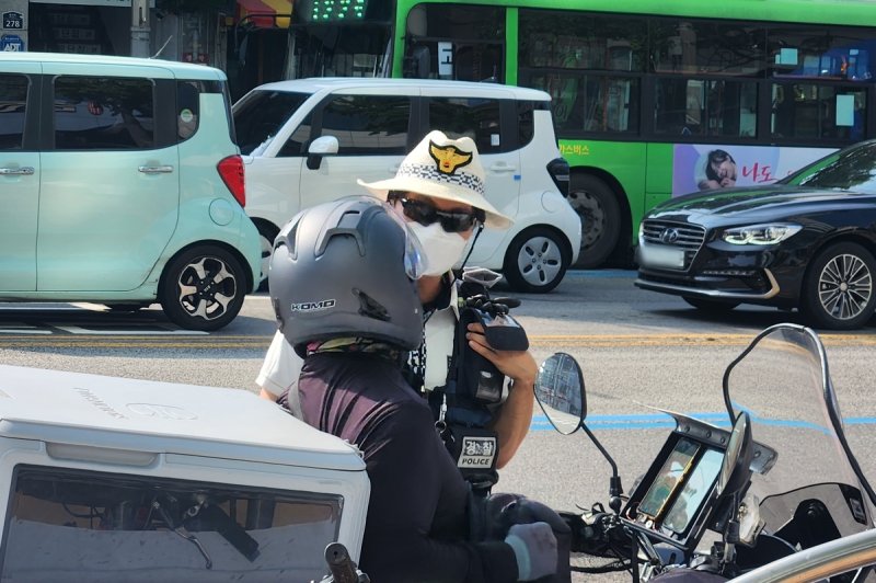 교통단속 중인 동대문경찰서 소속 박상현 경장 (출처=연합뉴스)