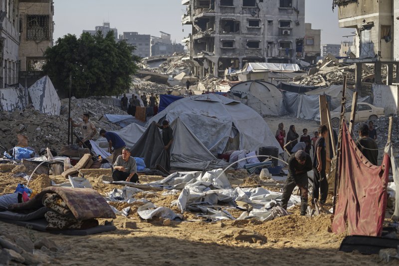 가자지구 가자시티 피란민 천막촌에서 이스라엘의 공습을 받은 팔레스타인 난민들이 천막 잔해를 정리하고 있다.AP뉴시스