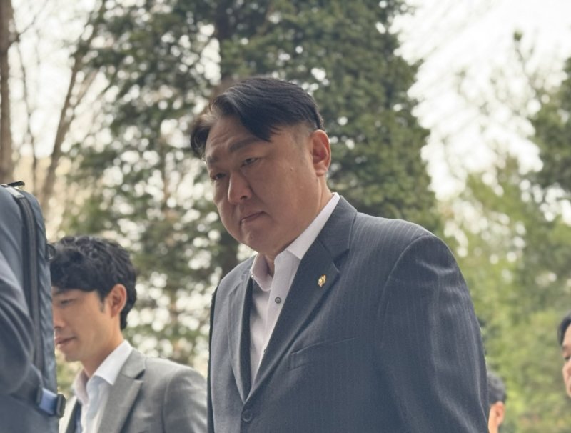 특정범죄 가중처벌 등에 관한 법률상 뇌물 혐의를 받는 국민의힘 출신 신충식(무소속·서구4)이 27일 오후 2시 10분쯤 인천시 미추홀구 인천지법 영장심사장에 구속 전 피의자 심문(영장실질심사)를 받기 위해 모습을 드러냈다.2025.3.27/뉴스1 ⓒ News1 박소영 기자