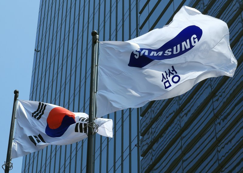 서울 서초구 삼성전자 서초사옥에 삼성 깃발이 바람에 휘날리고 있다. 뉴스1