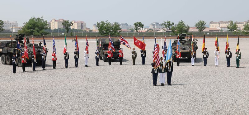 유엔군사령부 깃발을 비롯한 22개국 깃발이 지난 7월 8일 경기 평택시 캠프험프리스 바커필드 연병장에서 열린 유엔사 창립 기념행사에 도열한 가운데 예포 발포를 하고 있다. 1950년 7월 24일 창설된 유엔군사령부(유엔사)는 호주, 벨기에, 캐나다, 콜롬비아, 덴마크, 프랑스, 독일, 그리스, 이탈리아, 네덜란드, 뉴질랜드, 노르웨이, 필리핀, 남아프리카 공화국, 태국, 터키, 영국, 미국으로 구성돼 있고 대한민국은 주둔국으로 참가하고 있다. 공동취재단