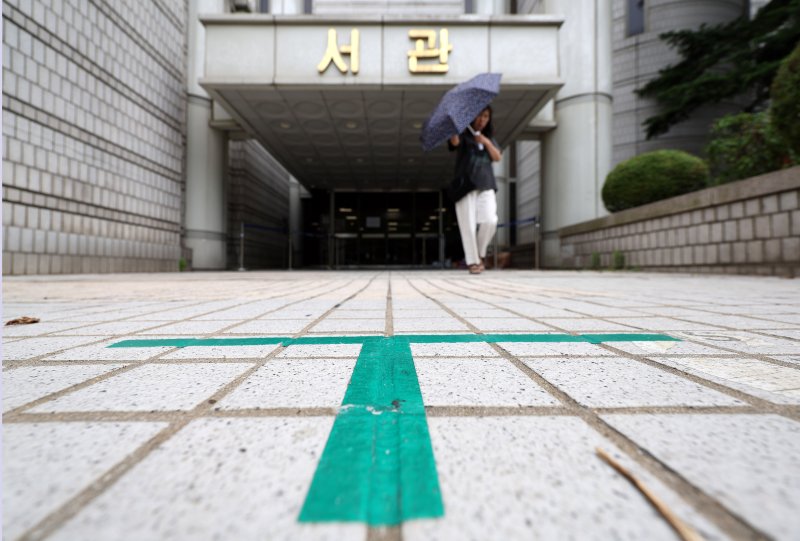 윤석열 전 대통령이 9일 구속 기로에 선다. 윤 전 대통령은 영장심사에 직접 출석한다는 입장이다. 사진은 7일 서울 서초구 서울중앙지방법원 모습. 2025.7.7/뉴스1 ⓒ News1 박지혜 기자