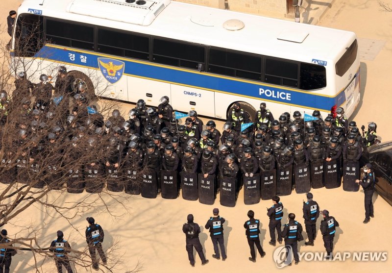 훈련하는 경찰 기동대 (출처=연합뉴스)