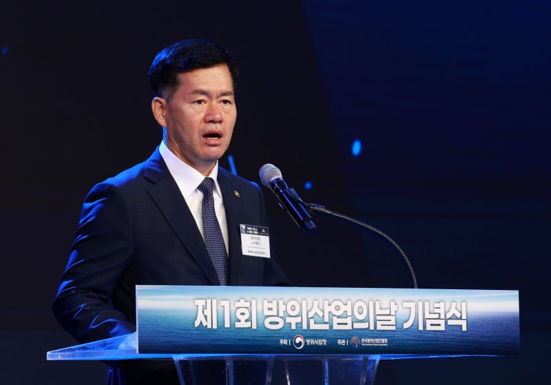 [서울=뉴시스] 이영환 기자 = 석종건 방위사업청 청장이 8일 오전 서울 용산구 그랜드 하얏트 서울 그랜드볼룸에서 열린 제1회 방위산업의 날 기념식에 참석해 개회사를 하고 있다. 2025.07.08. 20hwan@newsis.com