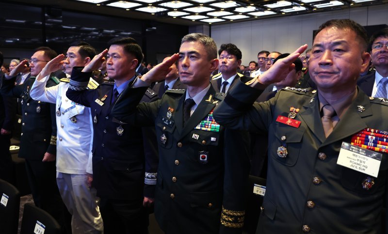 [서울=뉴시스] 이영환 기자 = 고창준(왼쪽부터) 육군참모총장 직무대리, 양용모 해군참모총장, 이영수 공군참모총장, 강신철 한미연합군사령부 부사령관, 주일석 해병대 사령관이 8일 오전 서울 용산구 그랜드 하얏트 서울 그랜드볼룸에서 열린 제1회 방위산업의 날 기념식에 참석해 국민의례를 하고 있다. 2025.07.08. 20hwan@newsis.com