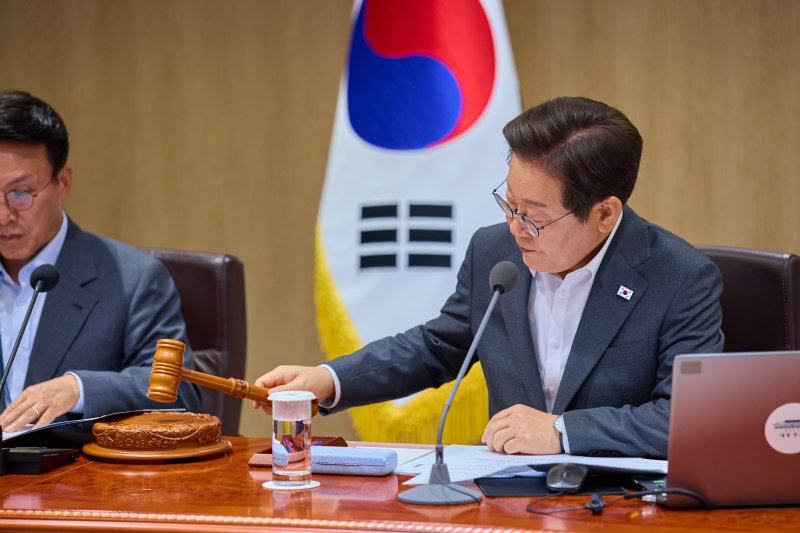 이재명 대통령이 8일 서울 용산 대통령실 청사에서 열린 국무회의에서 의사봉을 두드리고 있다. (대통령실 제공. 재판매 및 DB 금지) 2025.7.8/뉴스1 ⓒ News1 허경 기자