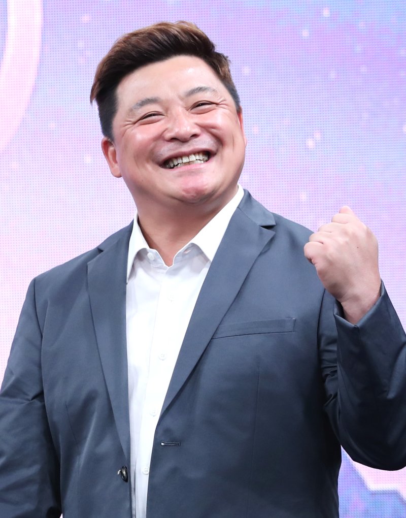 [단독] 윤정수, 띠동갑 연하 예비신부와 이재훈 콘서트 함께…인상 너무 선해