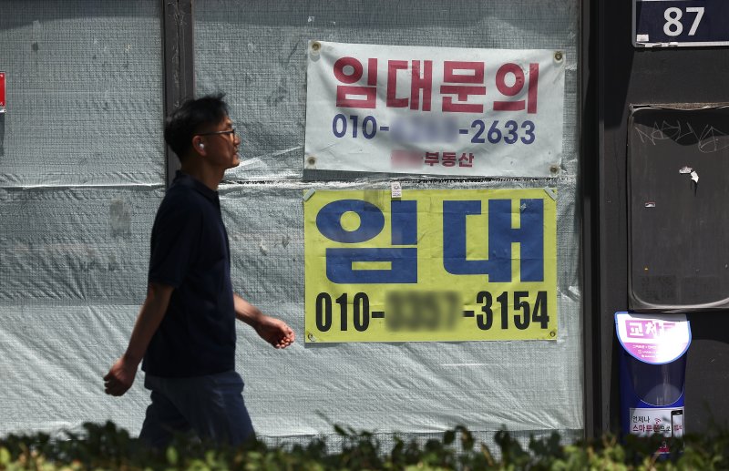 [서울=뉴시스] 김근수 기자 = 11일 서울 시내의 한 폐업 식당 앞에 임대 안내문이 붙어 있다.경기가 악화되고 소비가 줄면서 내수와 밀접한 업종인 숙박 및 음식점업 취업자 수는 1년 전보다 6만 7000명 줄며 15개월 만에 감소로 전환했다. 감소폭은 코로나19가 한창 유행하던 2021년 11월(-8만 6000명) 이후 최대폭으로 줄었다. 2025.06.11. ks@newsis.com