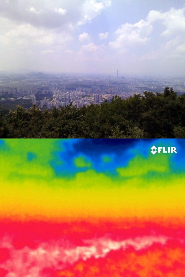 [성남=뉴시스] 이영환 기자 = 서울의 낮기온이 36도까지 오른 8일 오후 경기 성남시 남한산성에서 열화상 카메라로 촬영한 서울 도심이 붉게 보이고 있다.열화상 카메라로 촬영한 사진은 온도가 높을수록 붉은색, 낮을수록 푸른색을 나타낸다. 2025.07.08. 20hwan@newsis.com