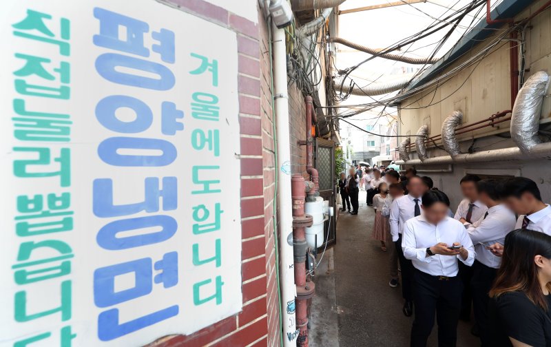 [서울=뉴시스] 홍효식 기자 = 연일 찜통더위가 이어지고 있는 8일 서울 시내 한 냉면 전문점을 찾은 시민들이 입장을 기다리고 있다. 2024.07.08. yesphoto@newsis.com