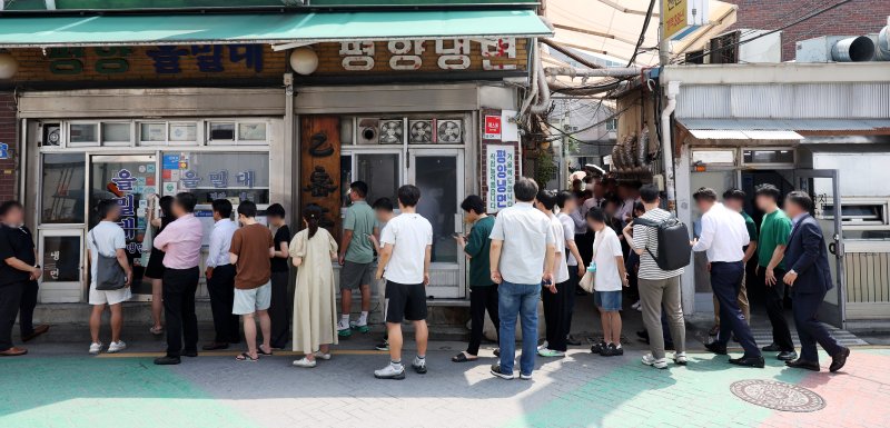 [서울=뉴시스] 홍효식 기자 = 연일 찜통더위가 이어지고 있는 8일 서울 시내 한 냉면 전문점을 찾은 시민들이 입장을 기다리고 있다. 2024.07.08. yesphoto@newsis.com