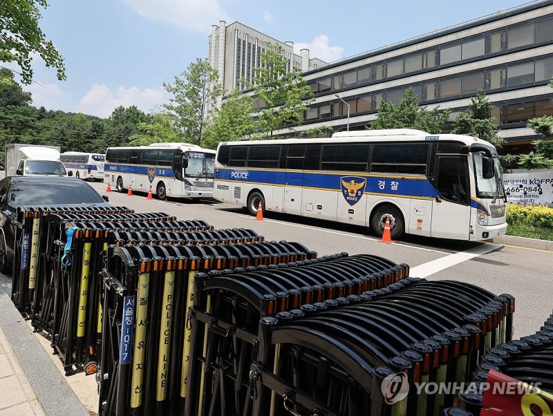 중앙지법 앞에는 (출처=연합뉴스)