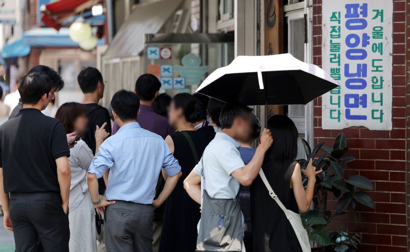 [서울=뉴시스] 홍효식 기자 = 연일 찜통더위가 이어지고 있는 8일 서울 시내 한 냉면 전문점을 찾은 시민들이 입장을 기다리고 있다. 2024.07.08. yesphoto@newsis.com