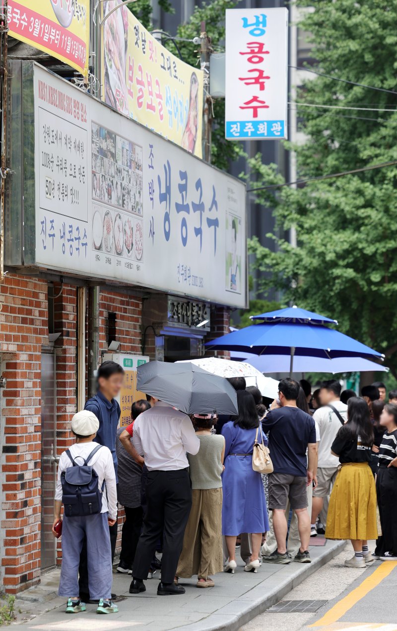 [서울=뉴시스] 홍효식 기자 = 연일 찜통더위가 이어지고 있는 8일 서울 시내 한 냉 콩국수 전문점을 찾은 시민들이 입장을 기다리고 있다. 2024.07.08. yesphoto@newsis.com