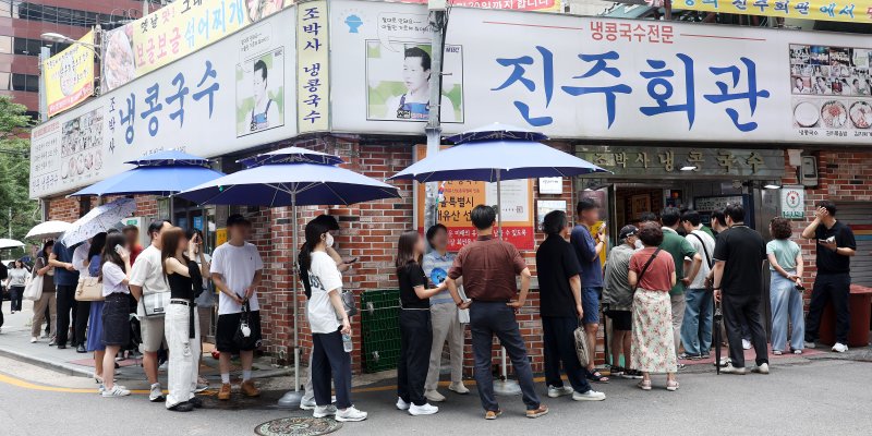 [서울=뉴시스] 홍효식 기자 = 연일 찜통더위가 이어지고 있는 8일 서울 시내 한 냉 콩국수 전문점을 찾은 시민들이 입장을 기다리고 있다. 2024.07.08. yesphoto@newsis.com