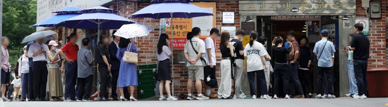 [서울=뉴시스] 홍효식 기자 = 연일 찜통더위가 이어지고 있는 8일 서울 시내 한 냉 콩국수 전문점을 찾은 시민들이 입장을 기다리고 있다. 2024.07.08. yesphoto@newsis.com