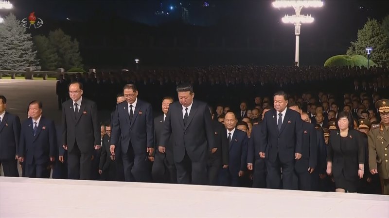 [서울=뉴시스] 김정은 북한 국무위원장이 8일 김일성 주석 사망 31주기를 맞아 금수산태양궁전을 참배하기 위해 입장하고 있다. 김 위원장은 이날 0시 금수산태양궁전을 찾았으며 박태성, 최룡해, 조용원 등 당 중앙위원회 정치국 상무위원 및 당정 간부 등이 동행했다. (사진=조선중앙TV 캡쳐) 2025.07.08. photo@newsis.com *재판매 및 DB 금지