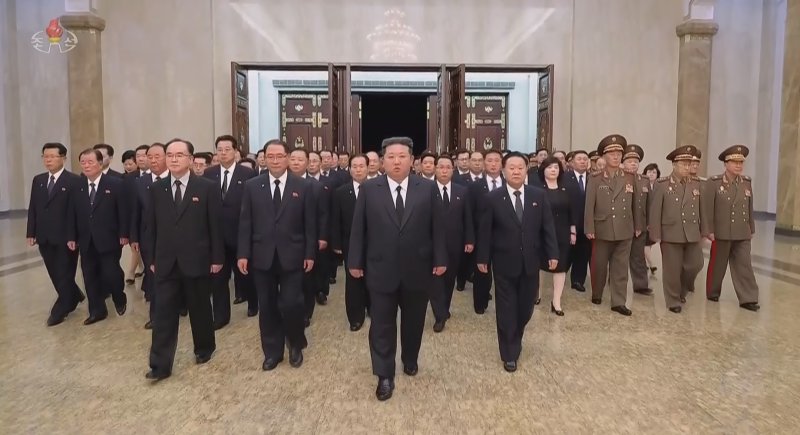 [서울=뉴시스] 김정은 북한 국무위원장이 8일 김일성 주석 사망 31주기를 맞아 금수산태양궁전을 참배하고 있다. 김 위원장은 이날 0시 금수산태양궁전을 찾았으며 박태성, 최룡해, 조용원 등 당 중앙위원회 정치국 상무위원 및 당정 간부 등이 동행했다. (사진=조선중앙TV 캡쳐) 2025.07.08. photo@newsis.com *재판매 및 DB 금지