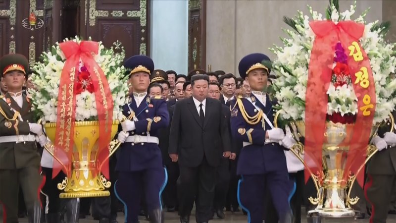 [서울=뉴시스] 김정은 북한 국무위원장이 8일 김일성 주석 사망 31주기를 맞아 금수산태양궁전을 참배하고 있다. 김 위원장은 이날 0시 금수산태양궁전을 찾았으며 박태성, 최룡해, 조용원 등 당 중앙위원회 정치국 상무위원 및 당정 간부 등이 동행했다. (사진=조선중앙TV 캡쳐) 2025.07.08. photo@newsis.com *재판매 및 DB 금지