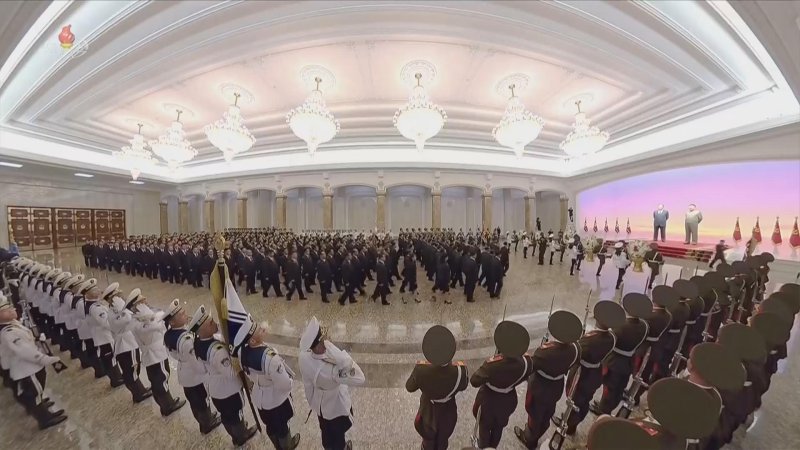 [서울=뉴시스] 김정은 북한 국무위원장이 8일 김일성 주석 사망 31주기를 맞아 금수산태양궁전을 참배하고 있다. 김 위원장은 이날 0시 금수산태양궁전을 찾았으며 박태성, 최룡해, 조용원 등 당 중앙위원회 정치국 상무위원 및 당정 간부 등이 동행했다. (사진=조선중앙TV 캡쳐) 2025.07.08. photo@newsis.com *재판매 및 DB 금지