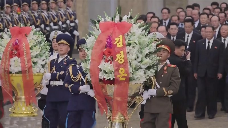 [서울=뉴시스] 김정은 북한 국무위원장이 8일 김일성 주석 사망 31주기를 맞아 금수산태양궁전을 참배했다. 사진은 김 위원장 명의 화환. 김 위원장은 이날 0시 금수산태양궁전을 찾았으며 박태성, 최룡해, 조용원 등 당 중앙위원회 정치국 상무위원 및 당정 간부 등이 동행했다. (사진=조선중앙TV 캡쳐) 2025.07.08. photo@newsis.com *재판매 및 DB 금지