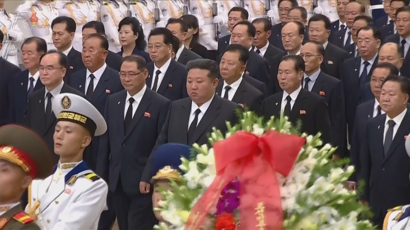 [서울=뉴시스] 김정은 북한 국무위원장이 8일 김일성 주석 사망 31주기를 맞아 금수산태양궁전을 참배하고 있다. 김 위원장은 이날 0시 금수산태양궁전을 찾았으며 박태성, 최룡해, 조용원 등 당 중앙위원회 정치국 상무위원 및 당정 간부 등이 동행했다. (사진=조선중앙TV 캡쳐) 2025.07.08. photo@newsis.com *재판매 및 DB 금지