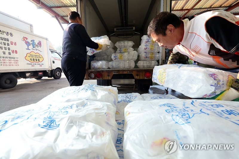 얼음 옮기는 작업자들 (출처=연합뉴스)