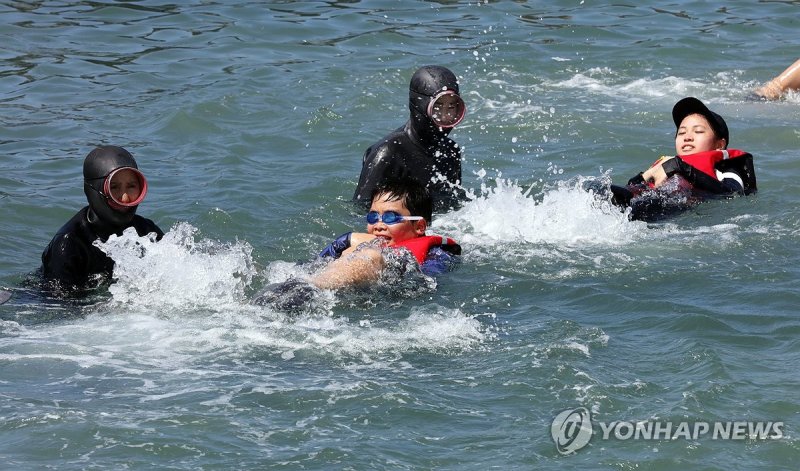 해녀에게 배우는 착의영 생존수영 (출처=연합뉴스)
