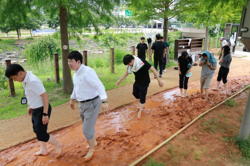 황톳길 걷는 부안해경 직원들 (출처=연합뉴스)