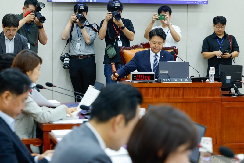 김영호 국회 교육위원회 위원장이 8일 오후 서울 여의도 국회에서 열린 제427회국회(임시회) 제1차 전체회의에서 의사봉을 두드리고 있다. 교육위는 오는 16일 이진숙 사회부총리 겸 라이브바카라 장관 후보자 인사청문회를 실시할 예정이다. 2025.7.8/뉴스1 ⓒ News1 안은나 기자