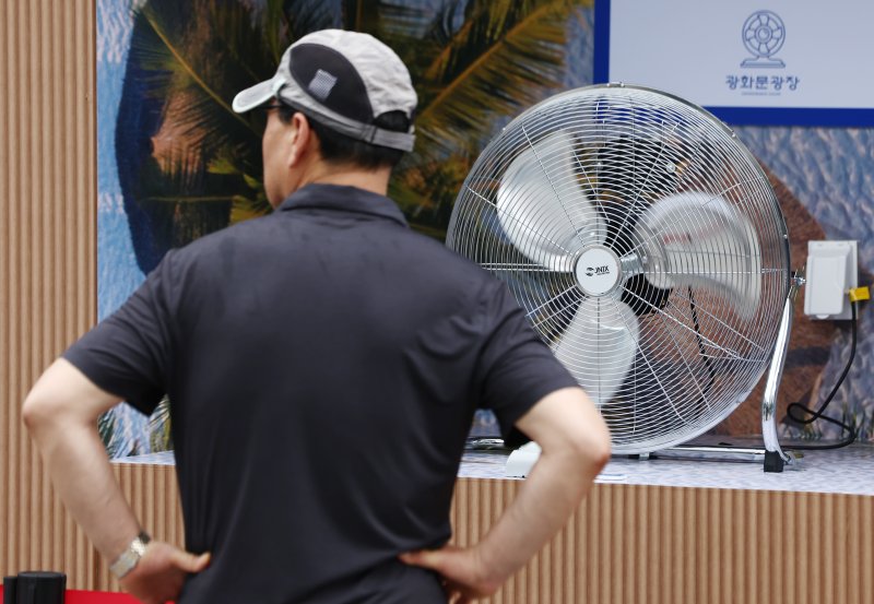 더위에 지친 시민들이 선풍기 바람을 맞고 있다.(사진은 기사 내용과 무관함) / 뉴스1 ⓒ News1