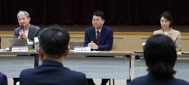 이찬진 국정기획위원회 사회1분과 위원장(왼쪽)이 지난달 19일 오후 세종시 정부세종컨벤션센터에서 열린 국정기획위원회 고용노동부 업무보고에 참석하여 발언하고 있다. 2025.6.19/뉴스1 ⓒ News1 김기남 기자